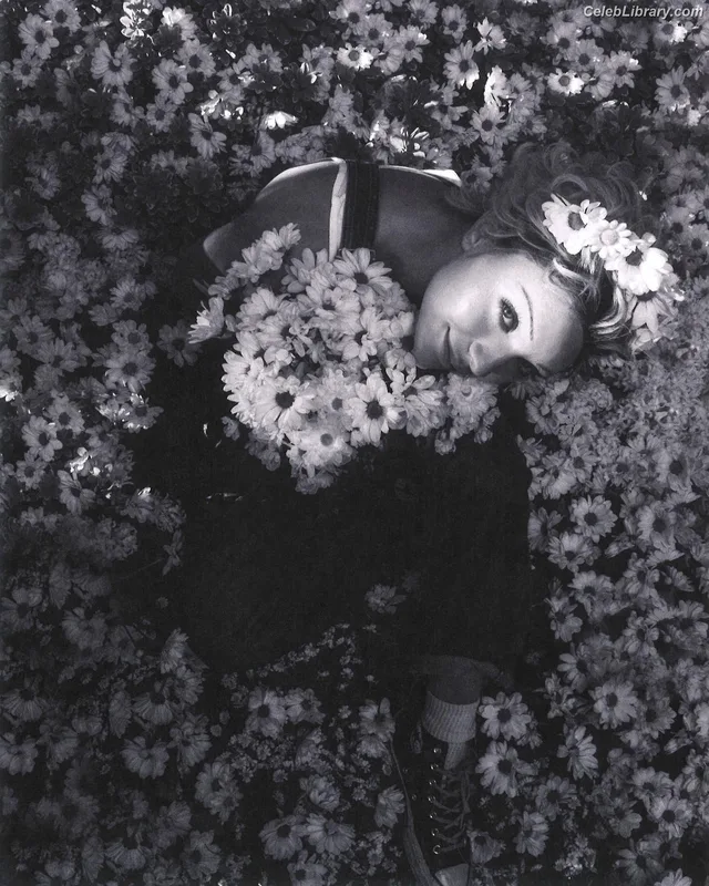 Maddie Ziegler photo 2 of 1039