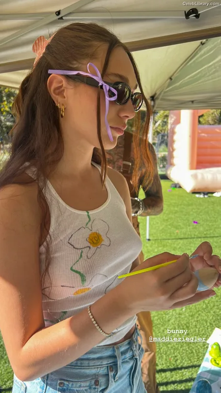 Maddie Ziegler photo 3 of 1039