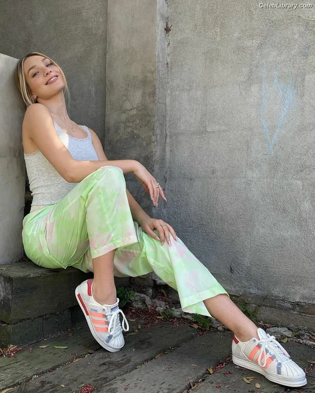 Maddie Ziegler photo 14 of 1039