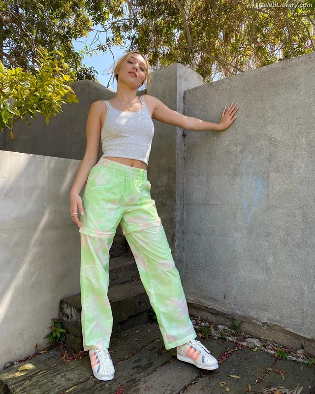 Maddie Ziegler photo 8 of 1039