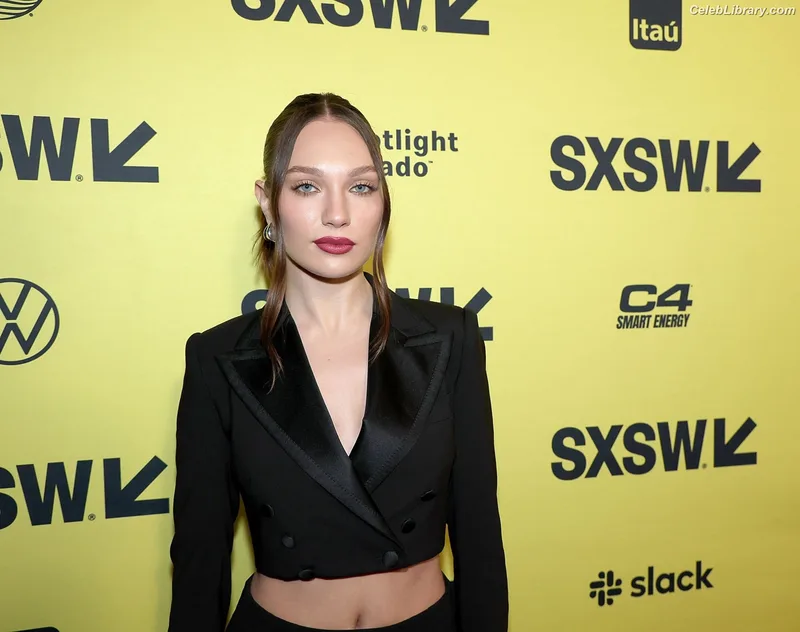Maddie Ziegler photo 16 of 1039