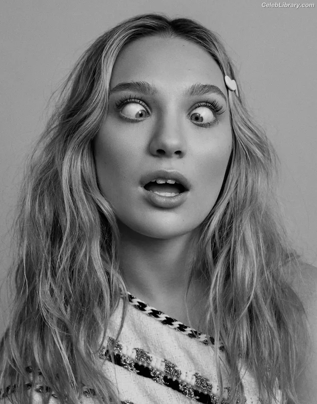 Maddie Ziegler photo 11 of 1039