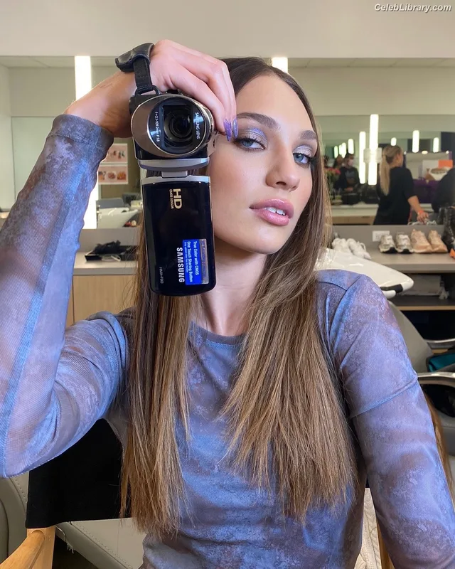 Maddie Ziegler photo 12 of 1039