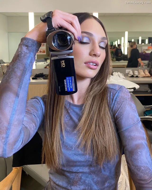Maddie Ziegler photo 14 of 1039