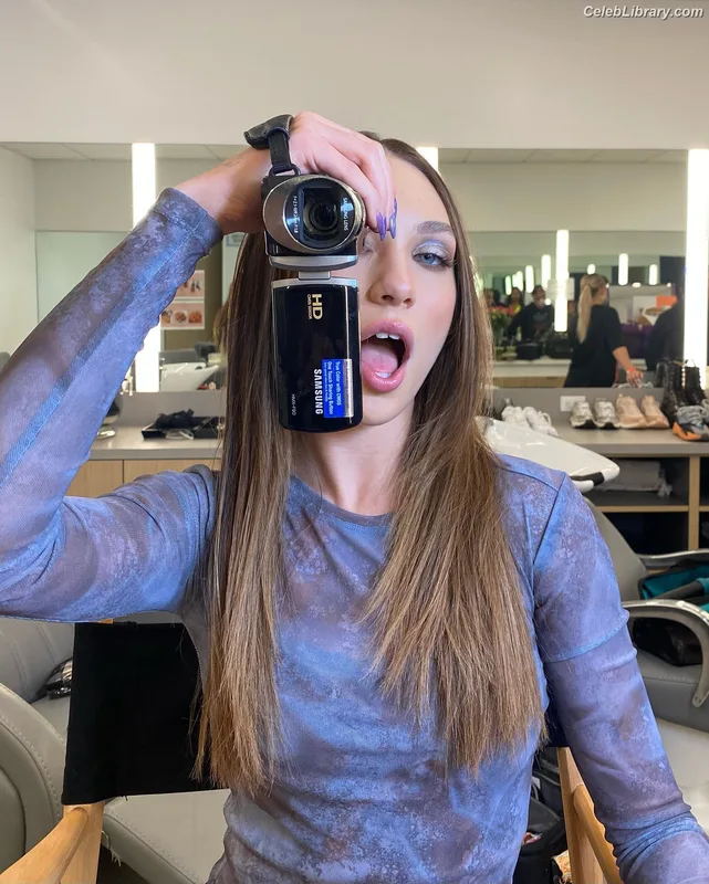 Maddie Ziegler photo 15 of 1039
