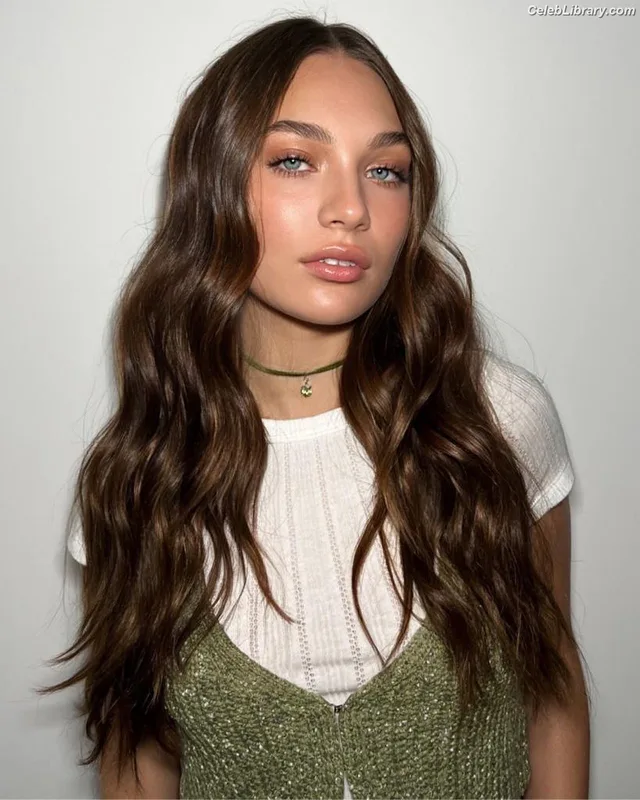 Maddie Ziegler photo 2 of 1039