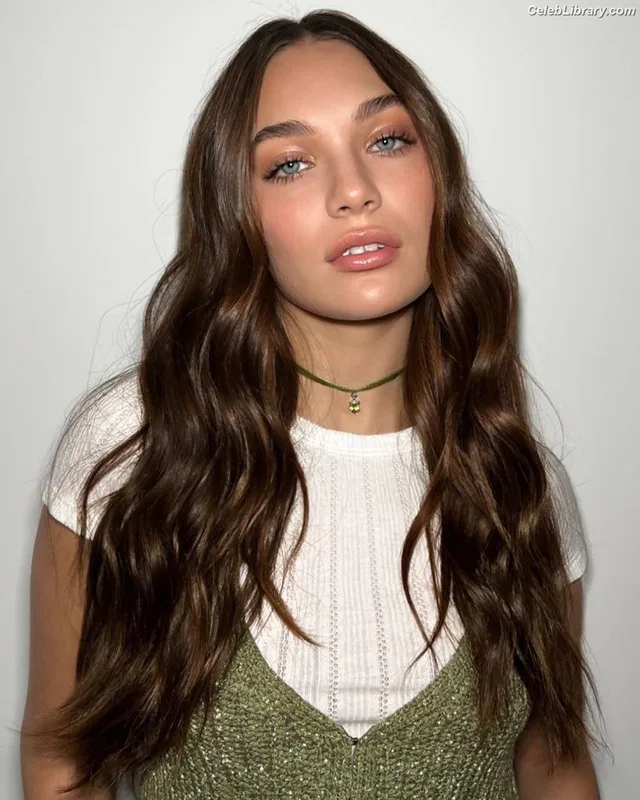 Maddie Ziegler photo 4 of 1039
