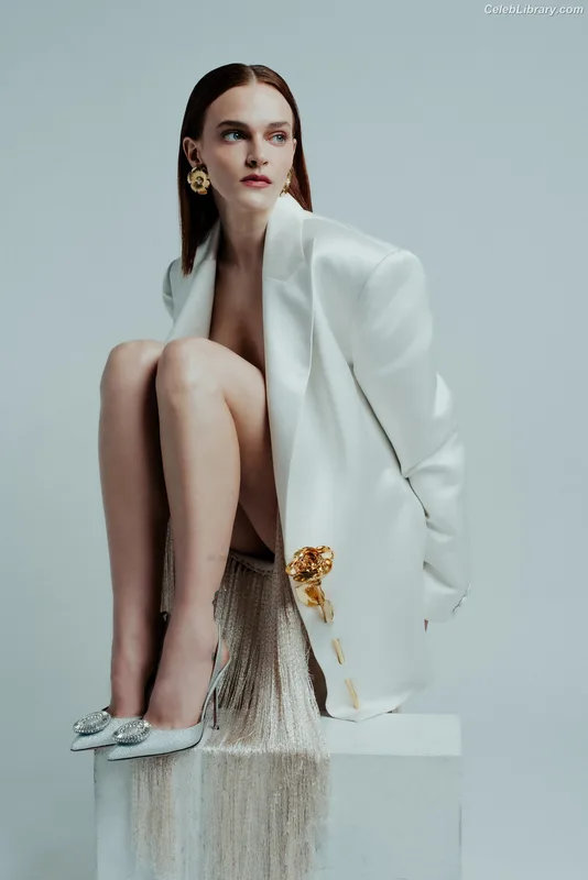 Madeline Brewer photo 11 of 59