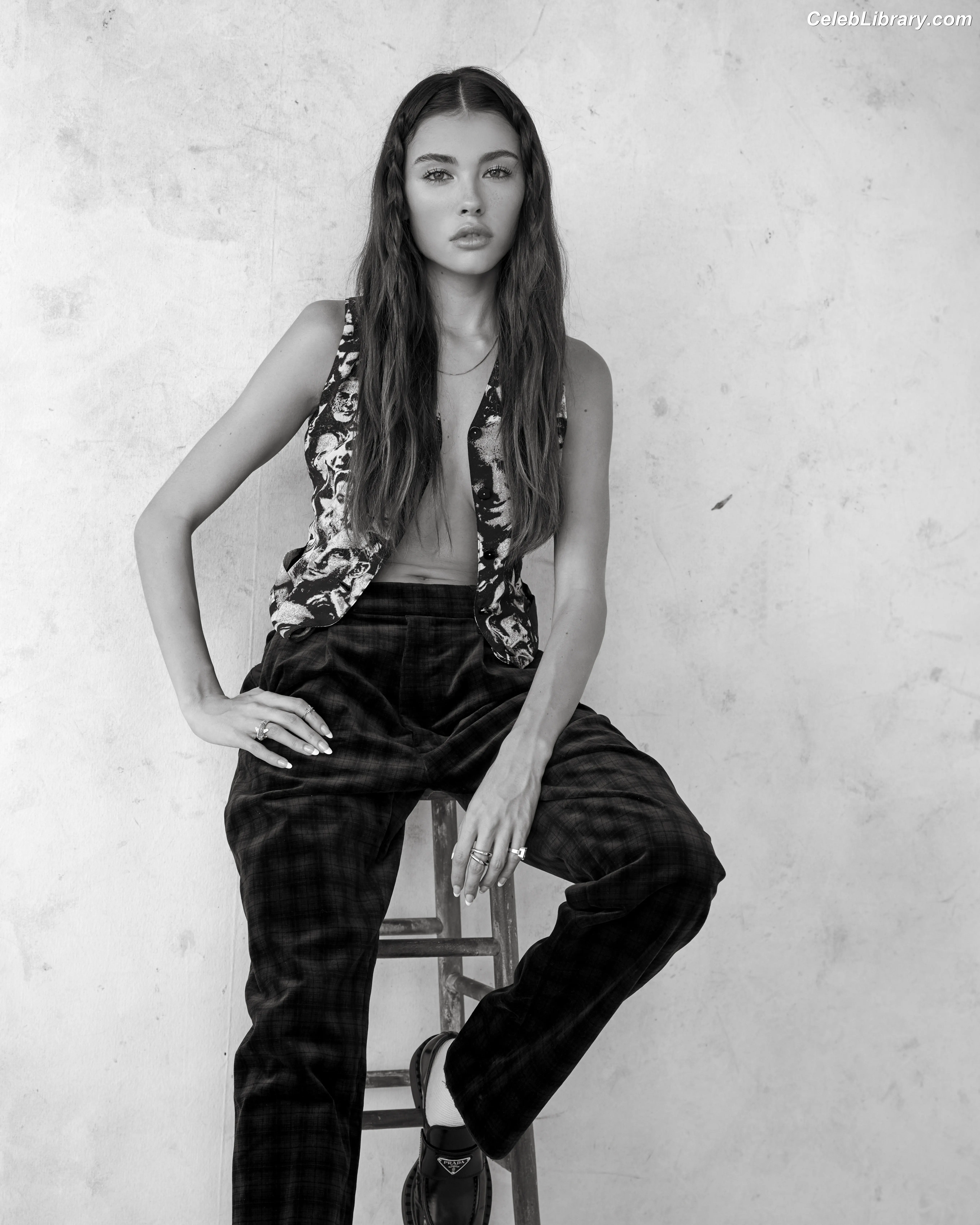Madison Beer photo 19 of 3490