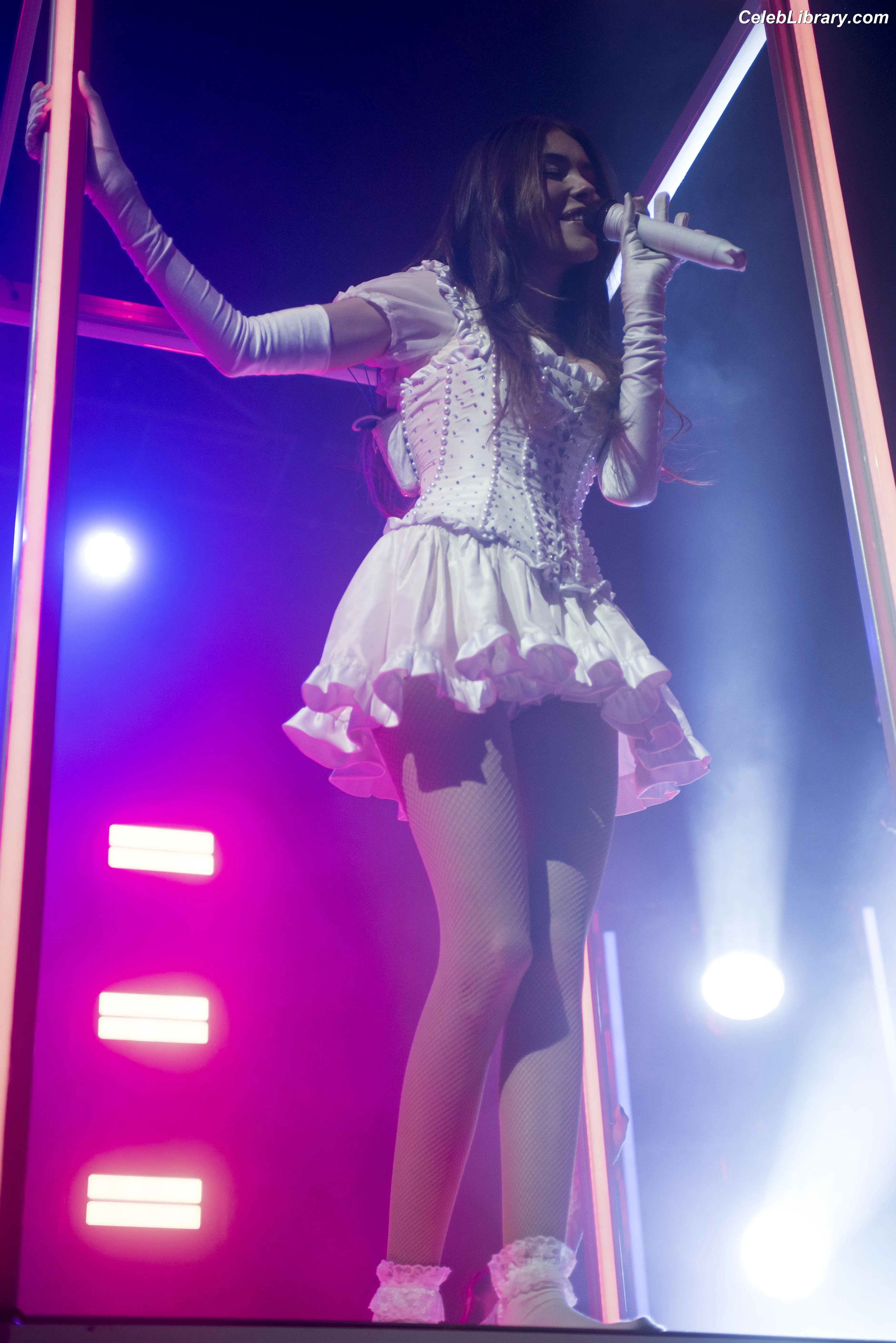 Madison Beer photo 24 of 3490