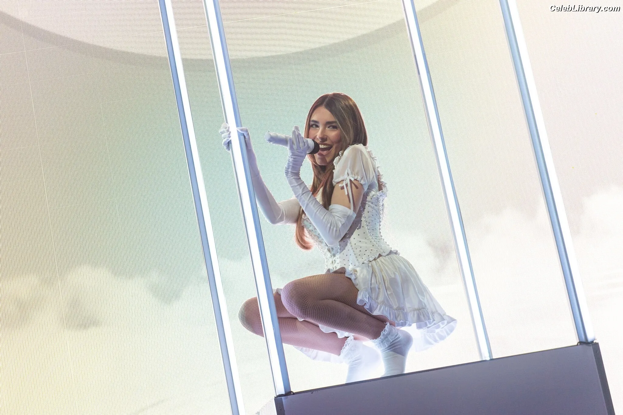 Madison Beer photo 3 of 3490