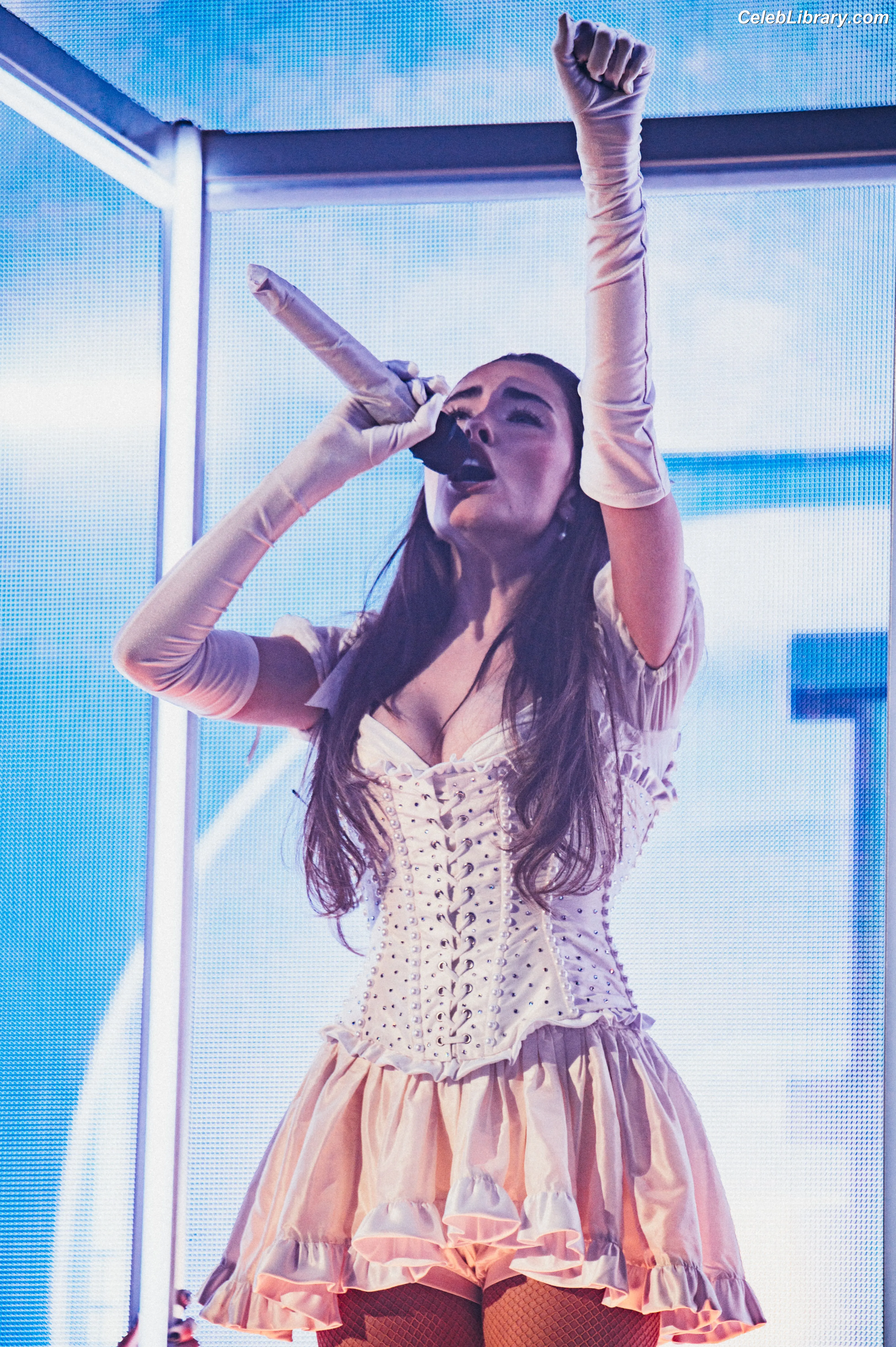 Madison Beer photo 2 of 3490