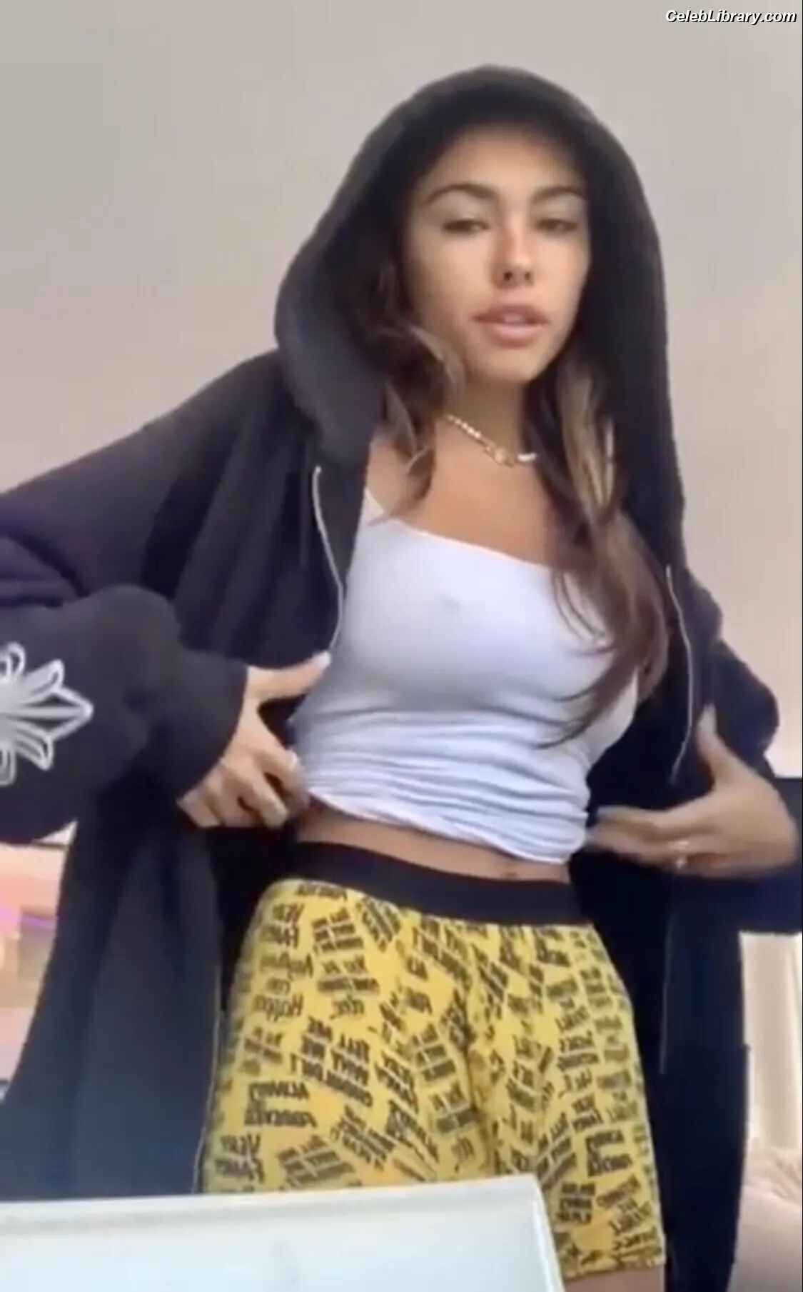 Madison Beer photo 8 of 3490