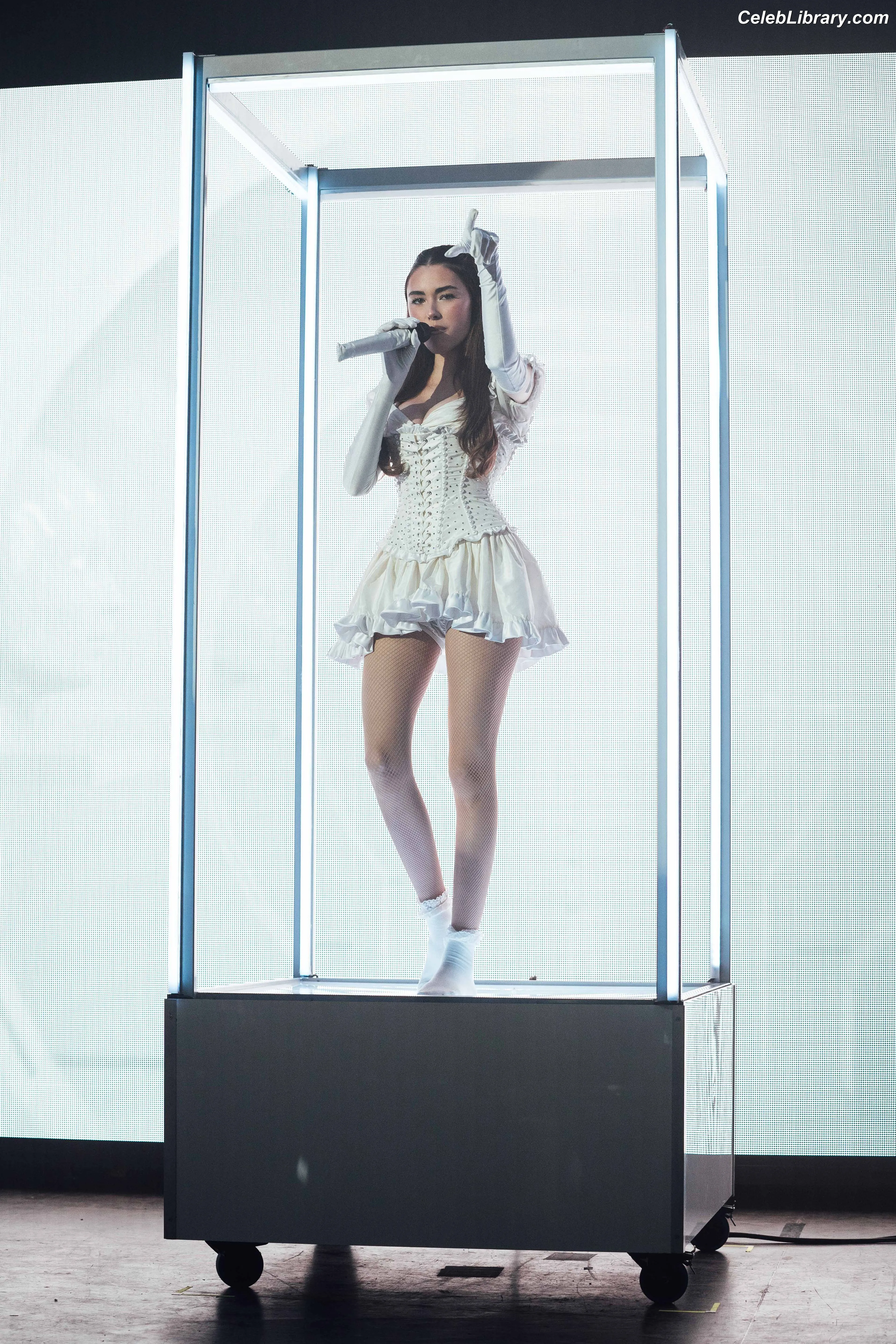 Madison Beer photo 3 of 3490