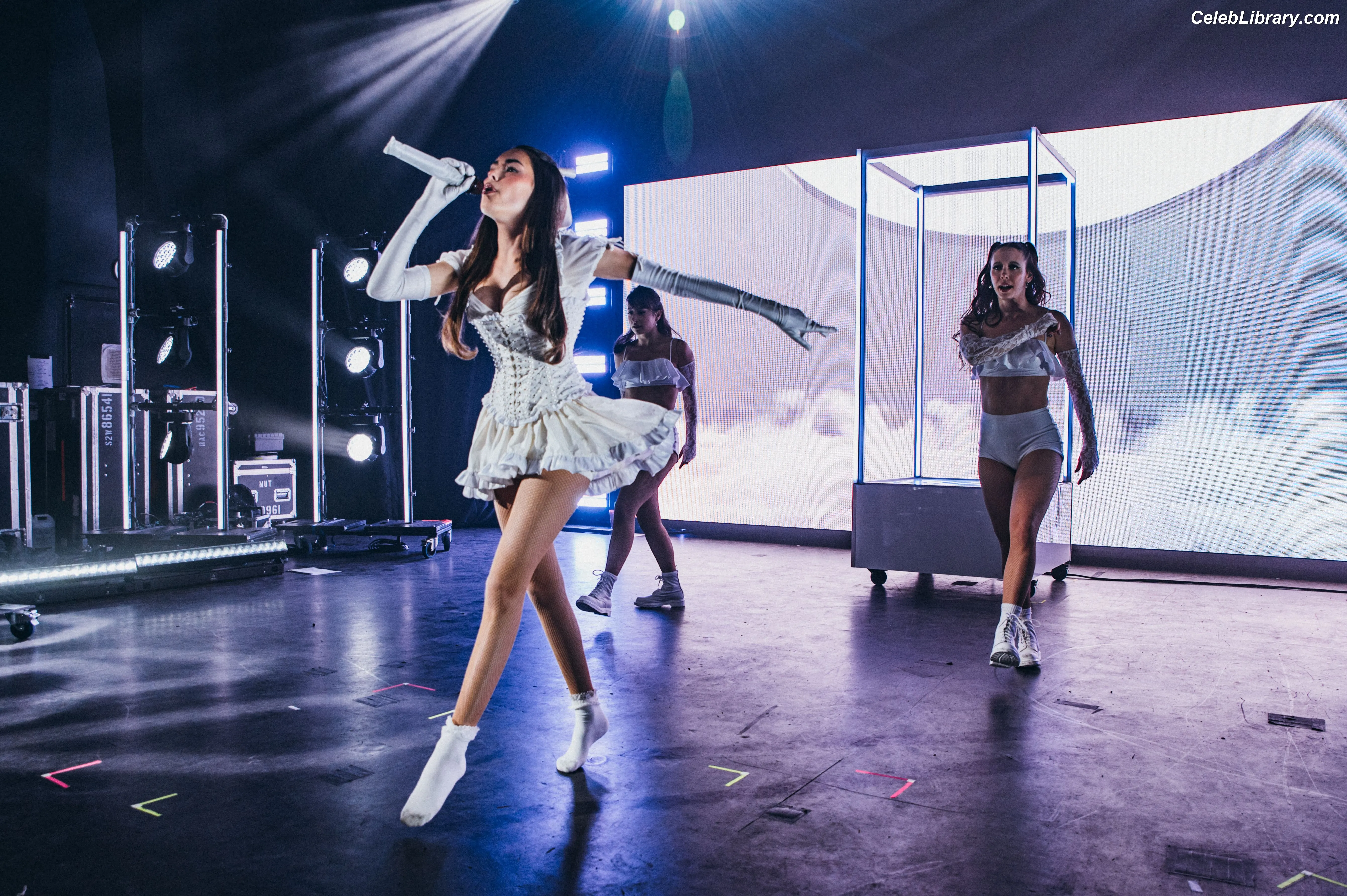 Madison Beer photo 14 of 3490