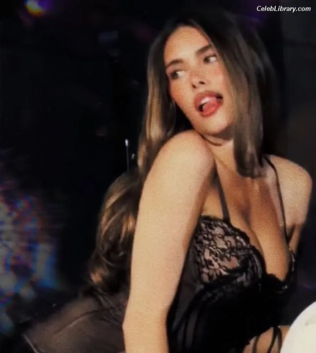 Madison Beer photo 14 of 3490