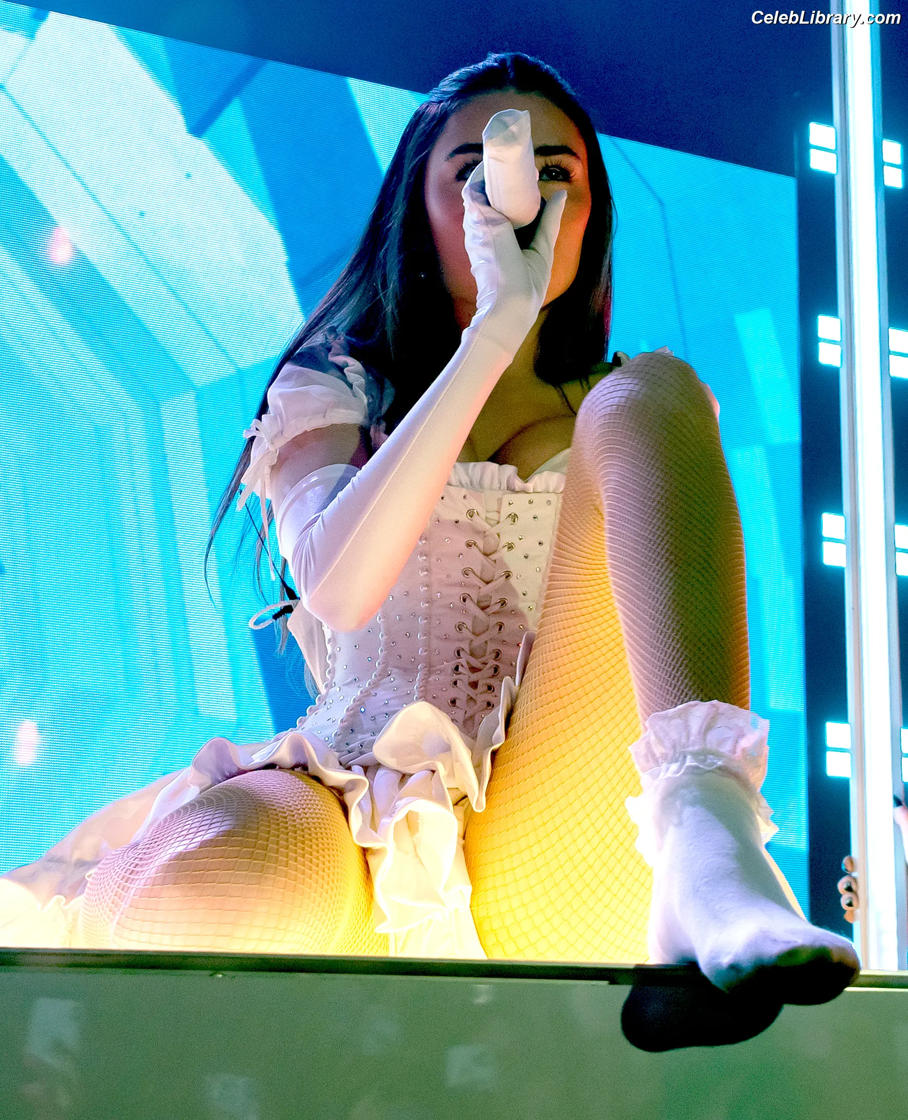 Madison Beer photo 14 of 3490