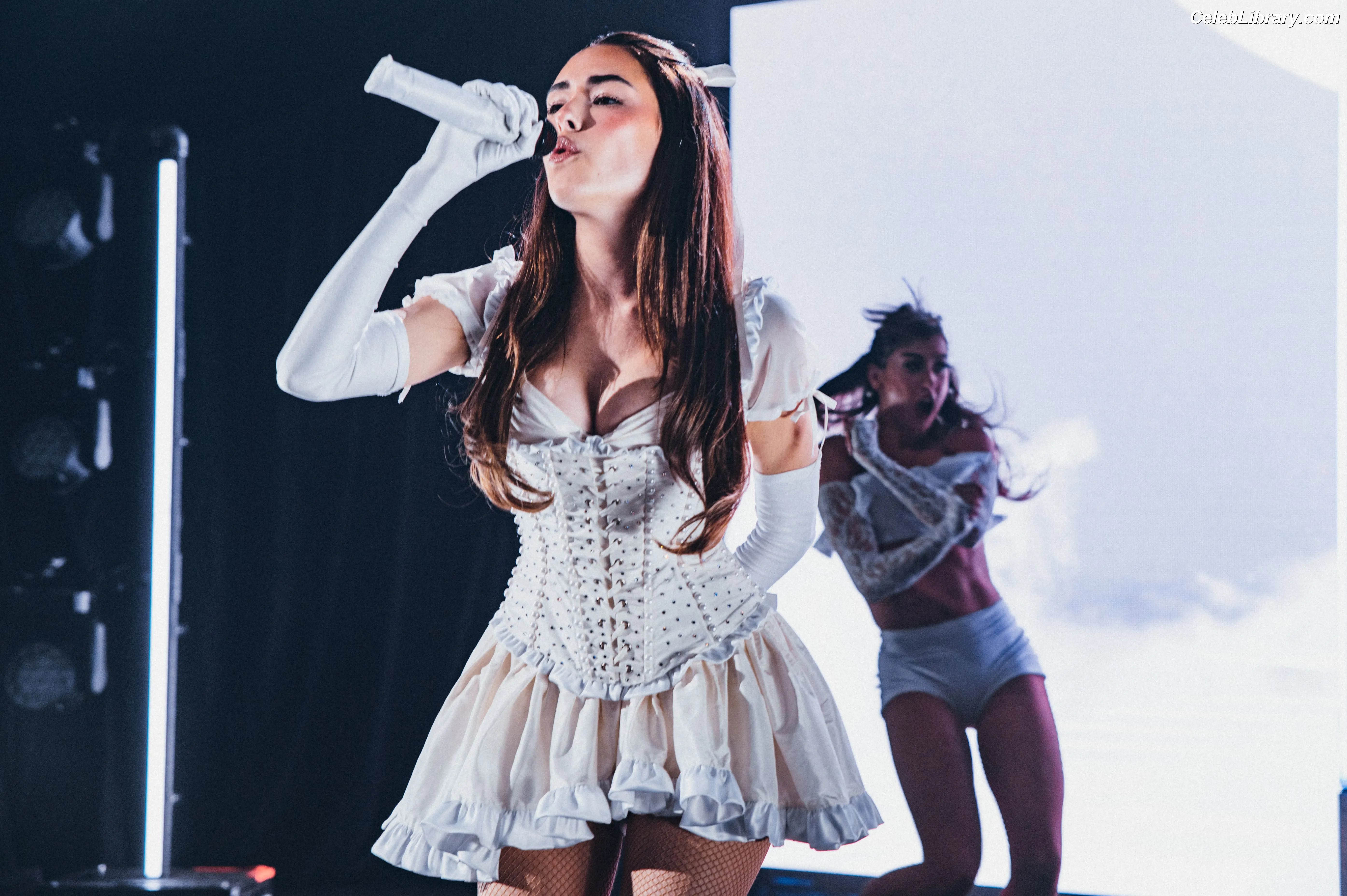 Madison Beer photo 15 of 3490