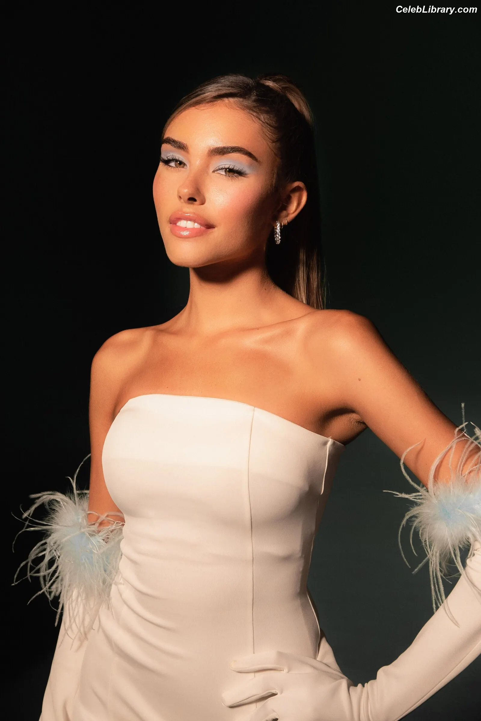 Madison Beer photo 15 of 3490