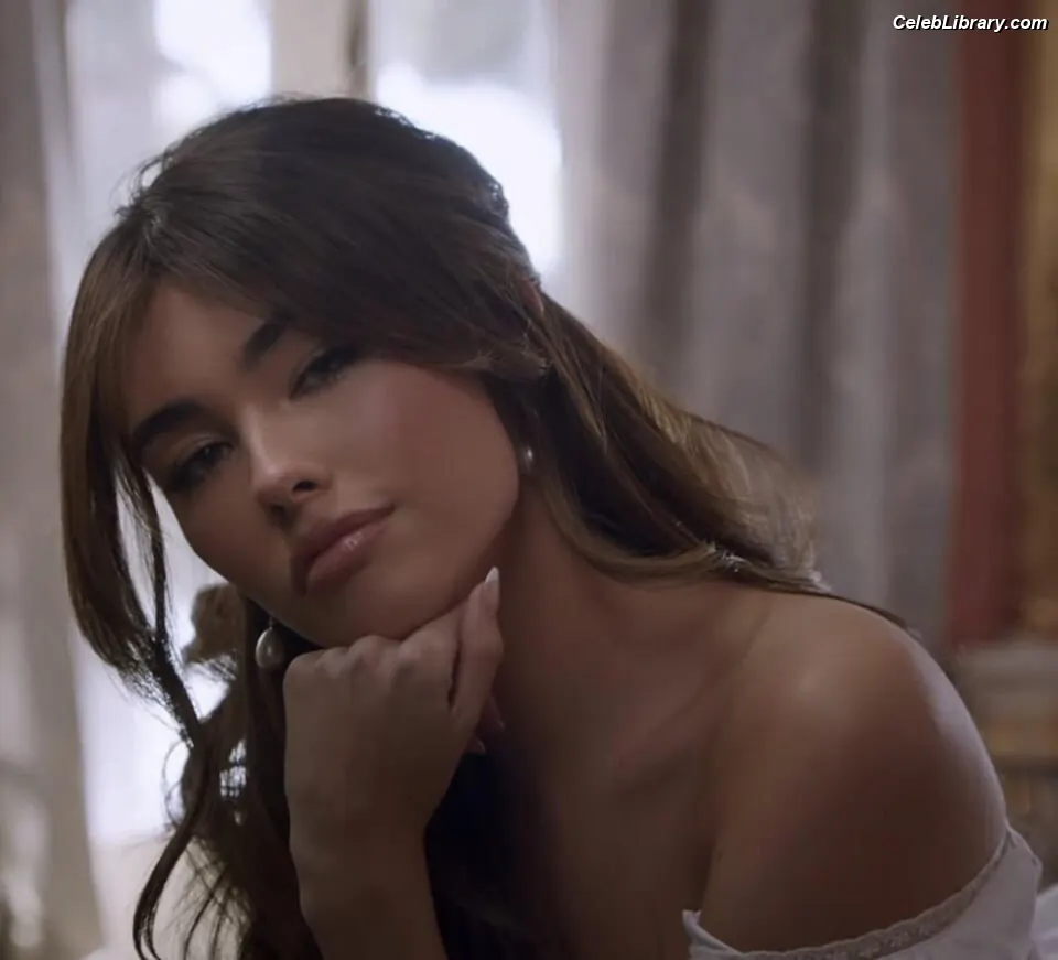 Madison Beer photo 15 of 3490