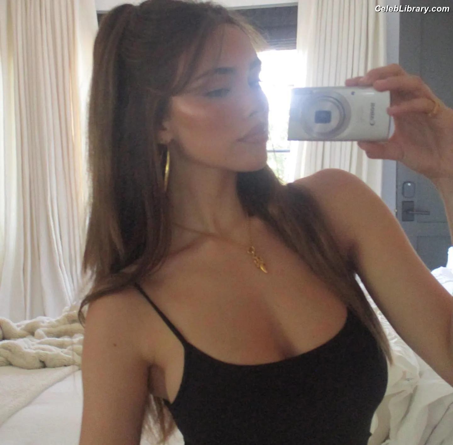 Madison Beer photo 5 of 3490