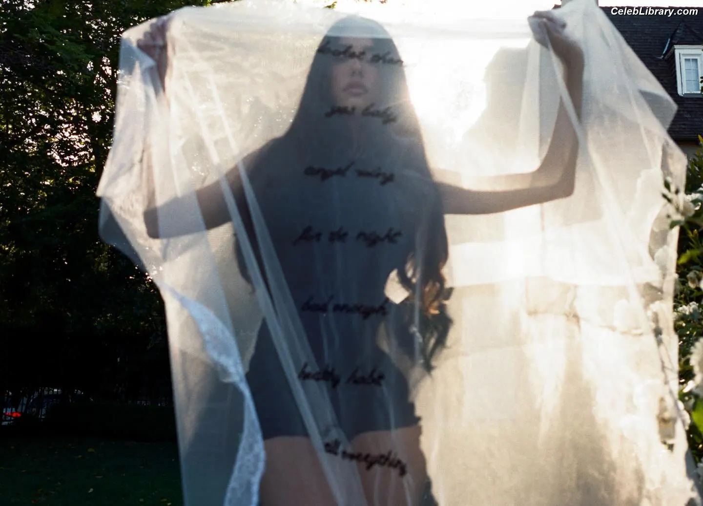 Madison Beer photo 2 of 3490