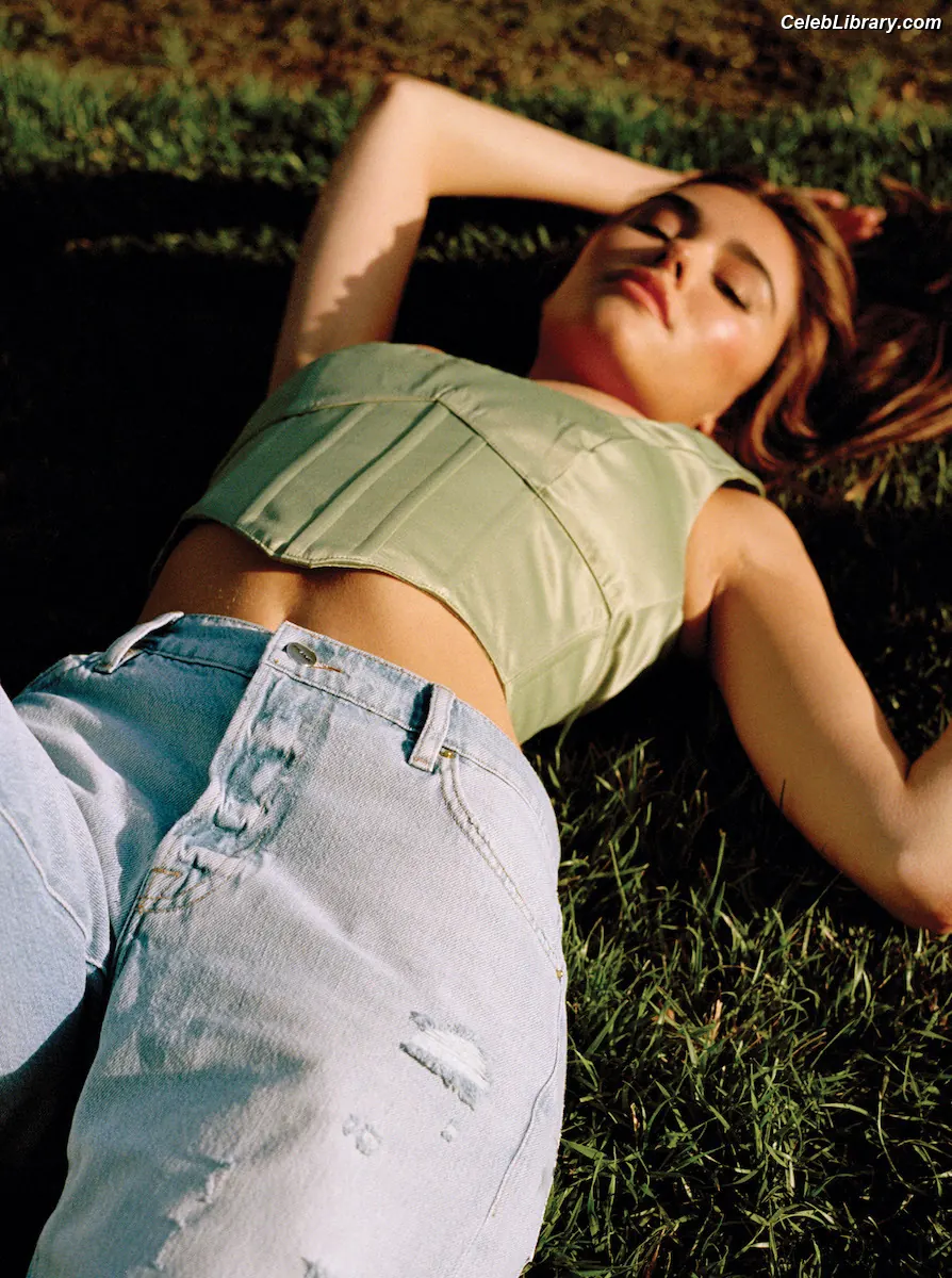 Madison Beer photo 4 of 3490