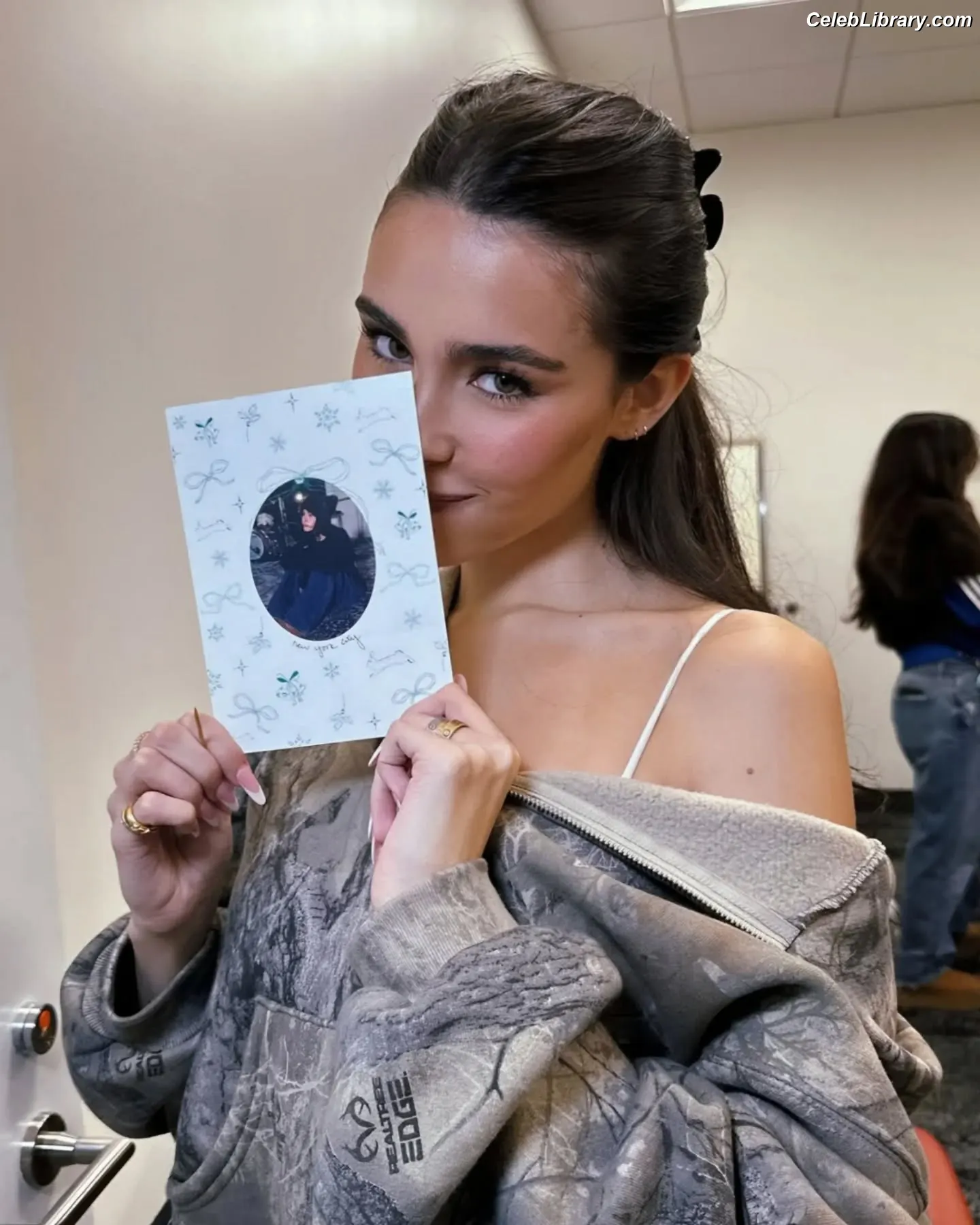 Madison Beer photo 19 of 3490