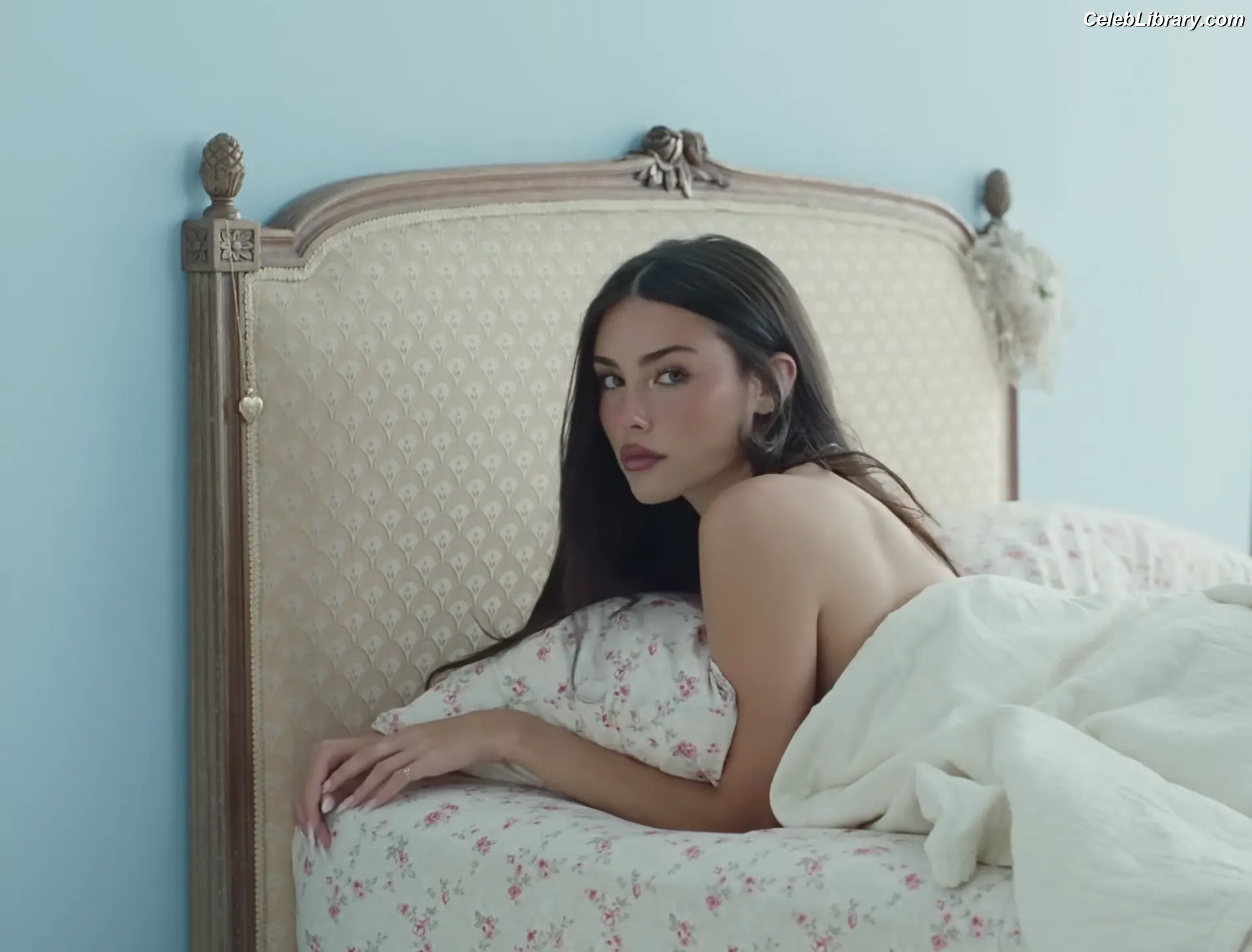 Madison Beer photo 22 of 3490