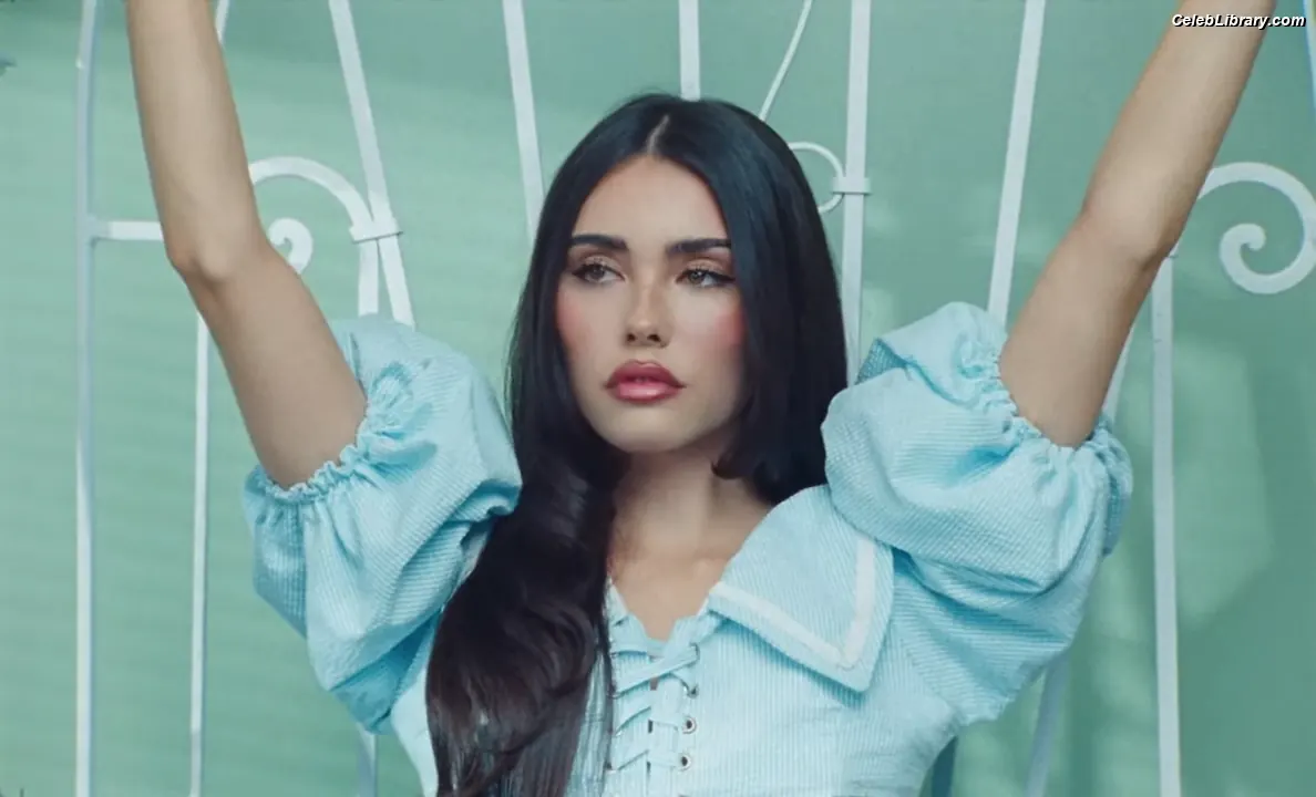 Madison Beer photo 9 of 3490