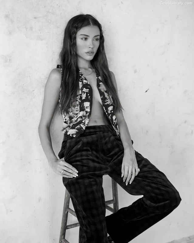 Madison Beer photo 15 of 3479