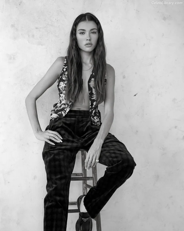 Madison Beer photo 19 of 3479