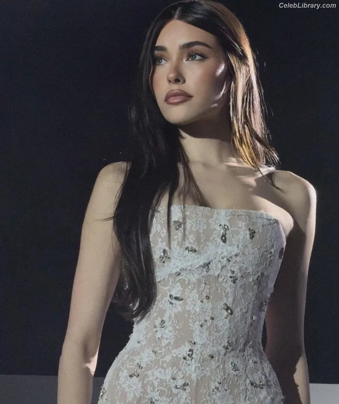 Madison Beer photo 1 of 3479