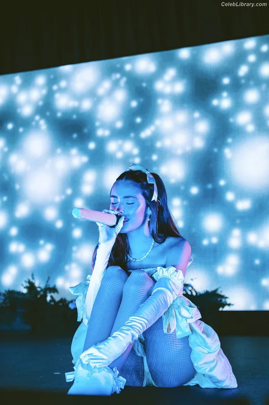 Madison Beer photo 19 of 3479