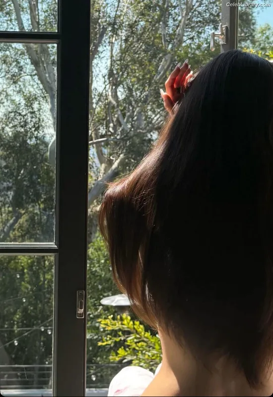 Madison Beer photo 2 of 3479