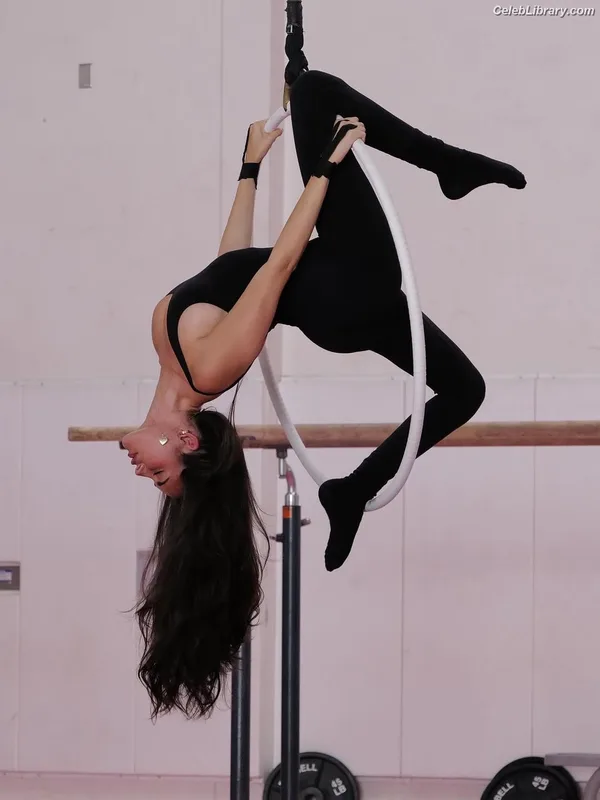 Madison Beer photo 18 of 3479