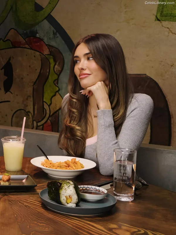 Madison Beer photo 24 of 3479