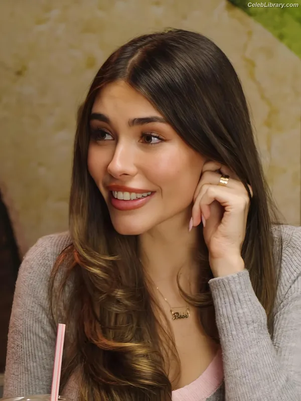 Madison Beer photo 3 of 3479