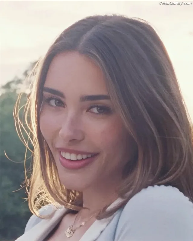 Madison Beer photo 6 of 3479