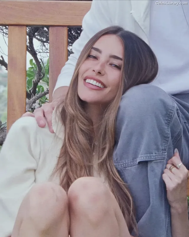 Madison Beer photo 10 of 3479