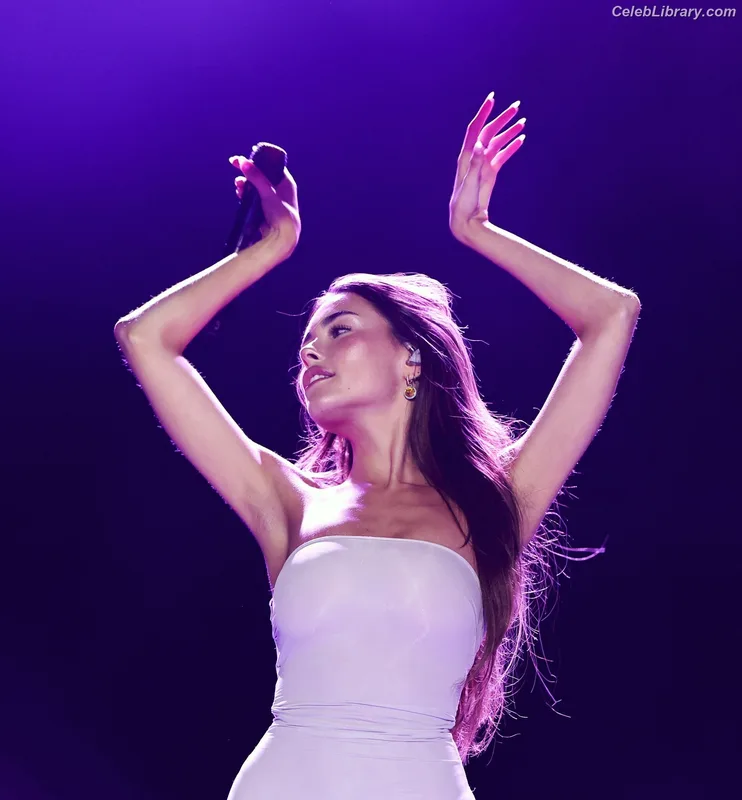 Madison Beer photo 2 of 3479