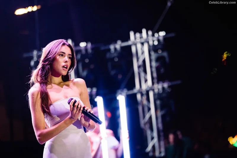 Madison Beer photo 16 of 3479
