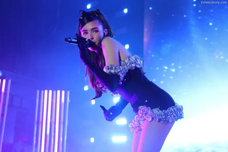 Madison Beer photo 21 of 3479