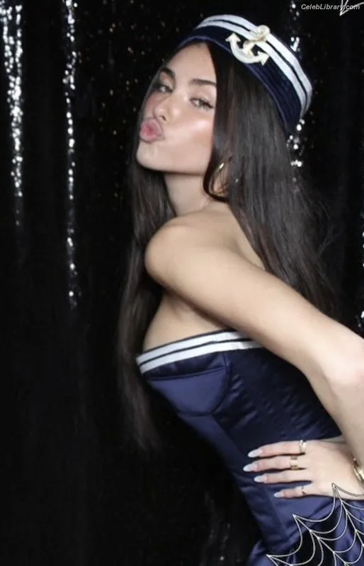 Madison Beer photo 21 of 3479