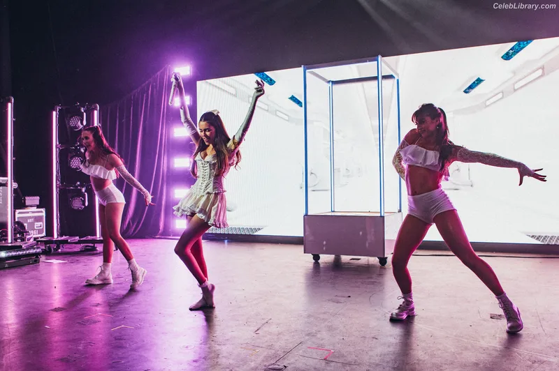 Madison Beer photo 24 of 3479