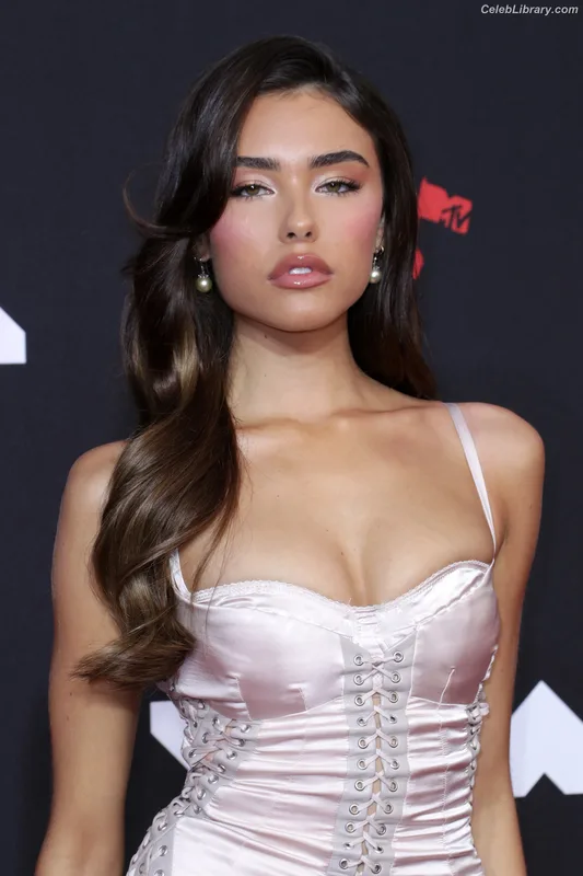 Madison Beer photo 3 of 3479