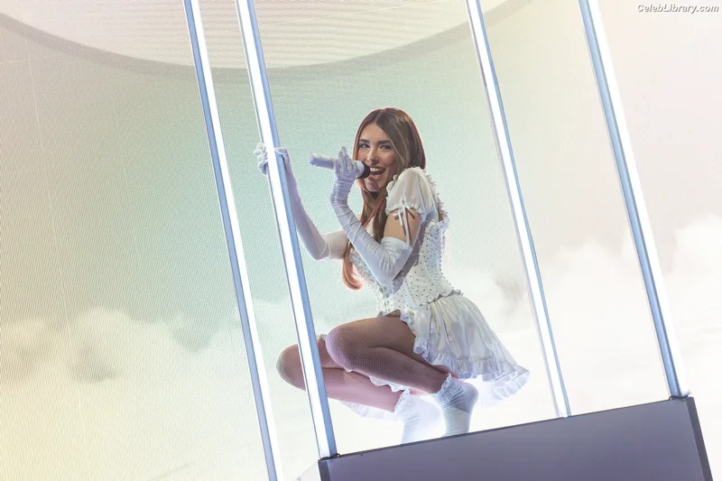 Madison Beer photo 2 of 3479