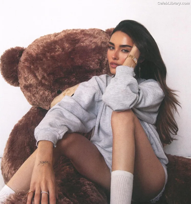 Madison Beer photo 19 of 3479
