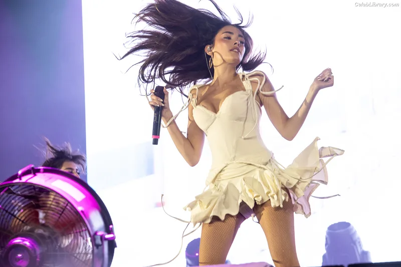 Madison Beer photo 15 of 3479
