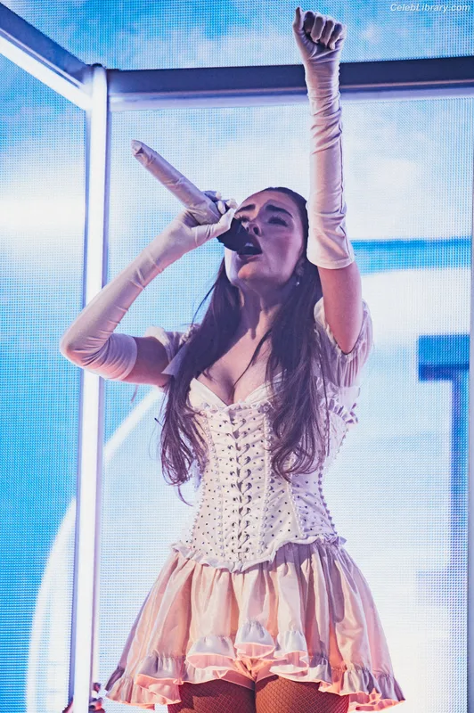 Madison Beer photo 24 of 3479